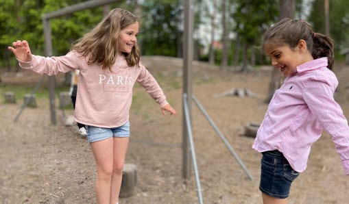 Elever som leker på skolgården