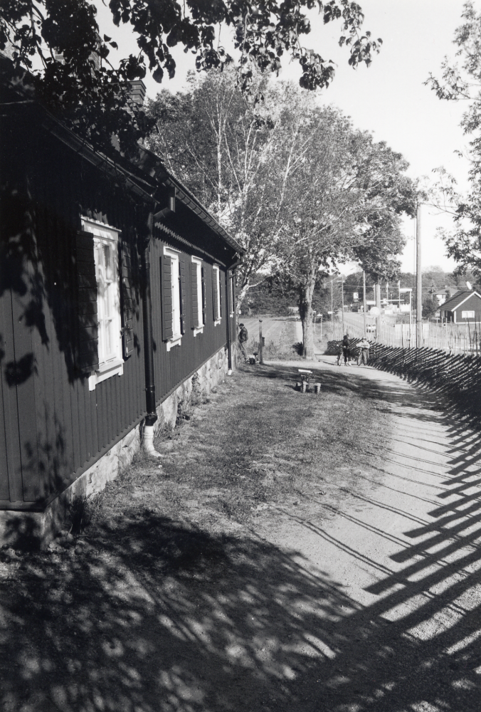 Kvarnstugan i Brottby har restaurerats och är hemvist för Össeby hembygdsförening.  Den 24 september 2000 firar hembygdsföreningen 30-års jubileum med sång, musik, dans och servering.  Gång- och cykelvägen österifrån mot Brottby torg passerar Kvarnstugan och en nyuppsatt gärdsgård skiljer området från Gamla Norrtäljevägens trafik