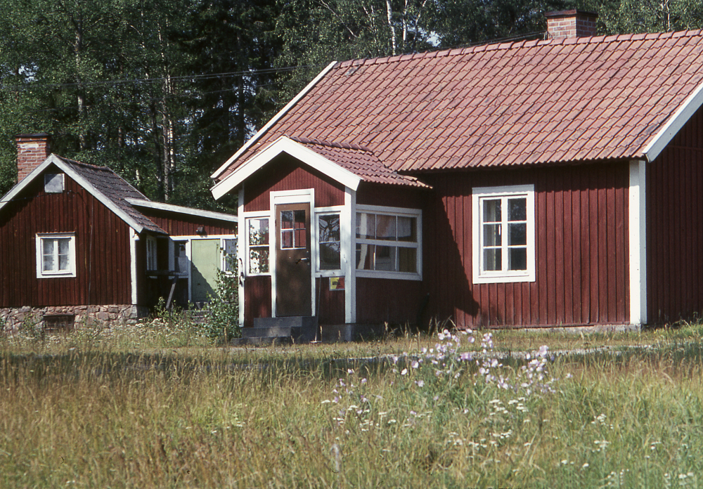 Torpet Gustavslund blev ombyggt vid sekelskiftet. Det fick vid avstyckningen 7 hektar hag- och skogsmark samt 1,4 hektar tomt och åker. Fotografiet ingår i bildserien Några torp i Vallentuna 1970 som köptes av Vallentuna kommun. Dokumentationen gjordes mot bakgrund av den snabba förvandling av kulturlandskapet som skett och ännu sker. Många torp anlades under den svenska landsbygdens folkökning under slutet av 1700-talet och decennierna framöver. Dessa torp och små gårdar försvinner alltmer då de inte längre är lönsamma. Kulturmiljö.