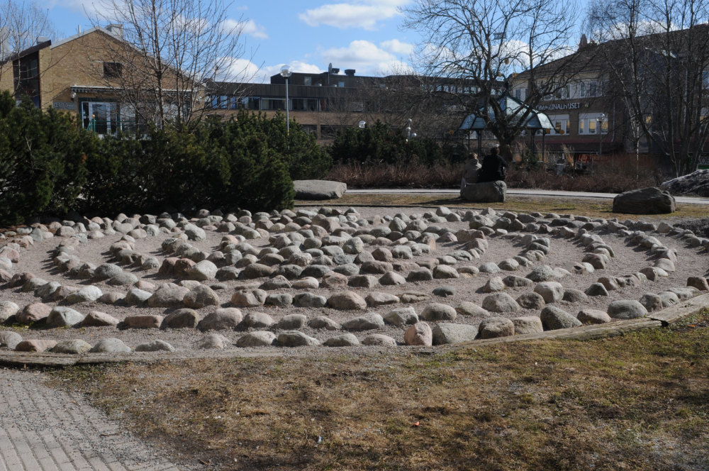 Labyrinten vid Tuna torg byggdes i samband med 800 år Vallentuna 1998 efter en idé av Eva Rahmqvist och trädgårdsmästare Mats Hellqvist. Labyrinten har blivit en omtyckt tummelplats för barn i alla åldrar