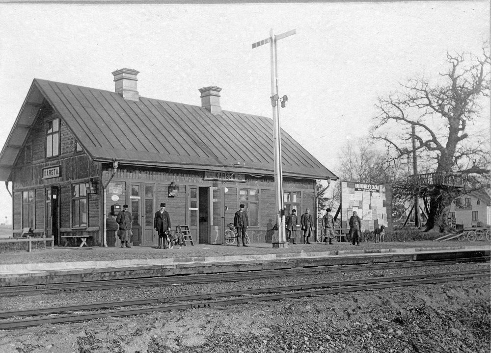 Kårsta järnvägsstation,  Kårsta järnvägsstation fotograferad 1903 enligt anteckning på fotot. I den stora eken till höger om stationshuset finns en punschveranda. Allra längst till höger syns handelsboden Österlids ljusa fasad med skylten HANDELSBOD.