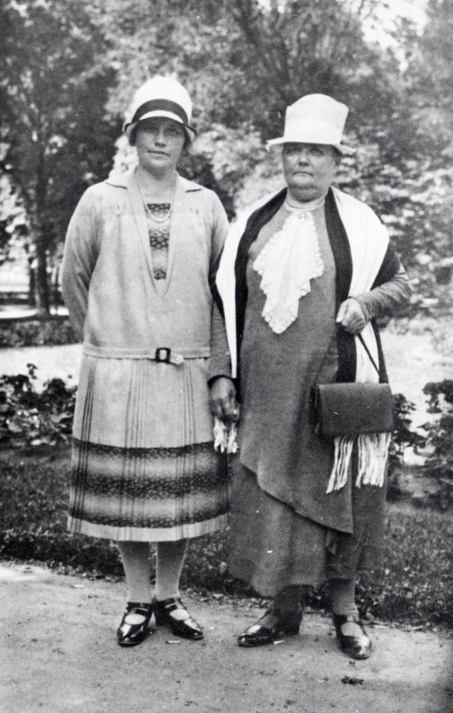 Hanna Söderman var född i Stensta Brottby och faster till Bengt Lillje på Sunnarby gård i Kårsta.  Hennes födelsenamn var Jansson.  Sedan hon gift sig flyttade hon till Norrköping.  Här står hon tillsammans med dottern Elin, som utbildade sig till folkskollärare.  Fot förmodligen i Norrköping