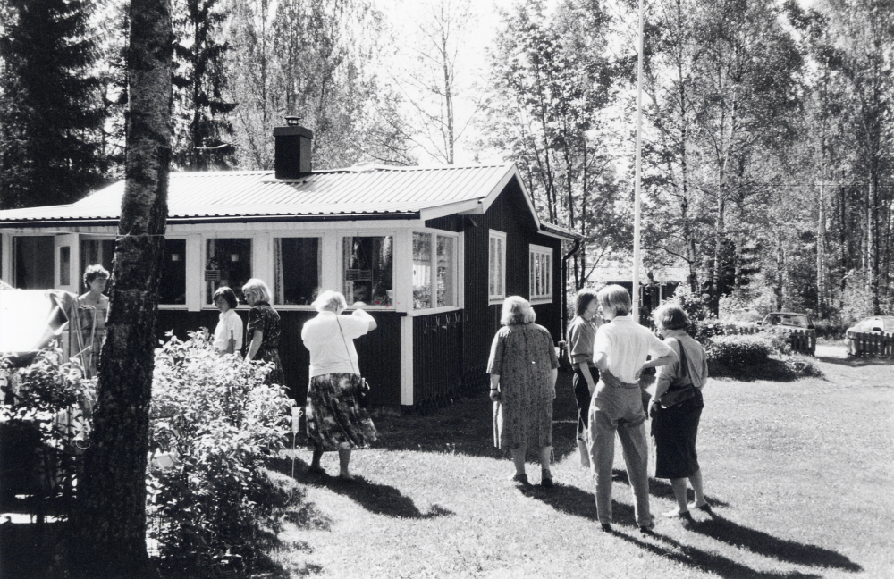 Personalen vid Vallentuna bibliotek har gjort studiebesök på Norrtälje bibliotek inför den planerade datoriseringen. Därefter bjuder Eivor Tillborg på kaffe i sitt sommarhus vid sjön Erken.  Fr v Ingrid Rost. Pirkko Mickelsson, Ingrid Ullman, Anitha Gräns, Inger Olsson, Anna Aspenström, Anna Brynell och Lena Wallén