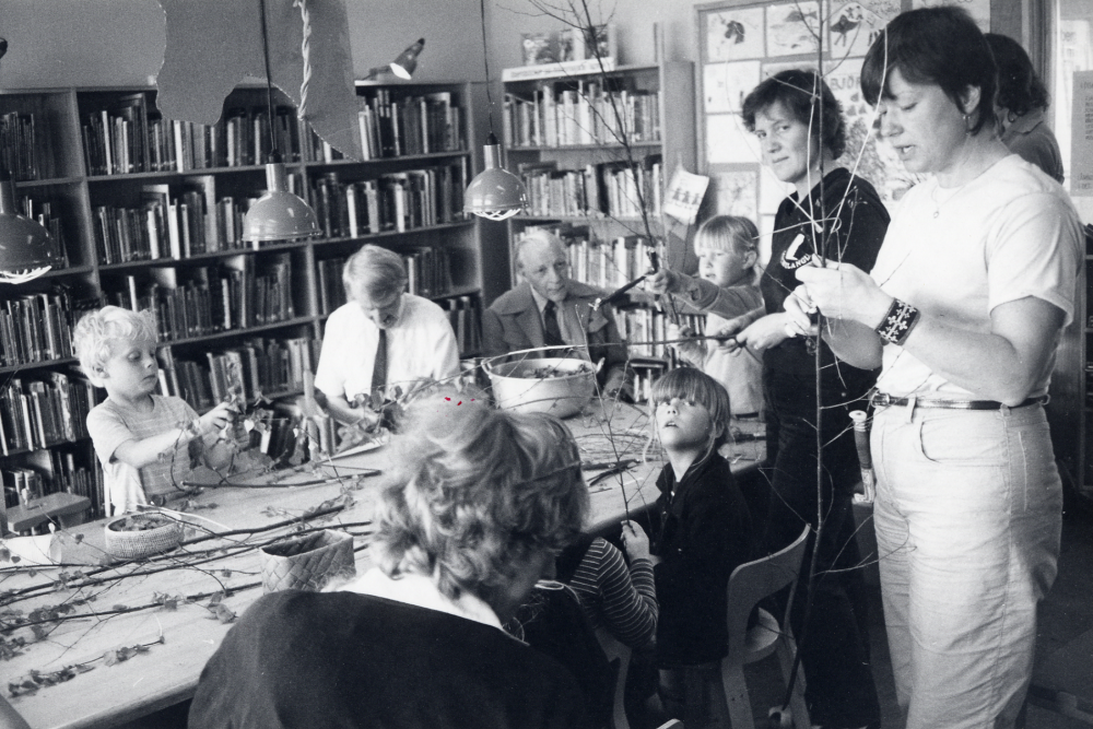 Marie Lenti  visar  vad man kan göra av björken  Ett program i  barnavdelningen   Vallentuna bibliotek  Fr v runt bordet  David Ullman  okänd, okänd,  Frida Lenti   Birgitta Karlsson  och Marie Lenti längst t h. Övriga personer okända