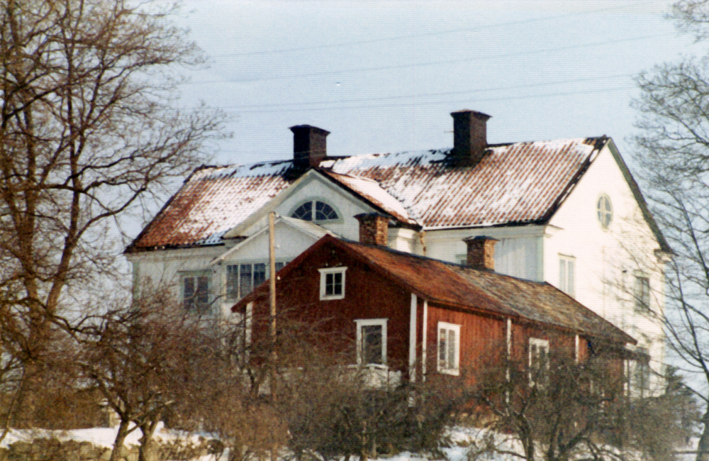 Mangårdsbyggnaden på Molnby gård uppfördes omkring 1750.