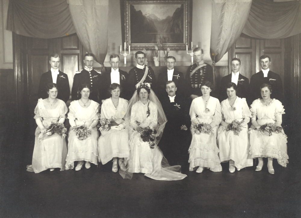 Övre raden från vänster: Fredrik Sundelin, Rickard Montgomery, Torsten Janzon, Karl Mörner, Artur Montgomery, Sigfrid von Engeström, pastor Hilding Linden. Sittande från vänster: Ellen Carlberg, Eva Olivecrona (kusin till bruden och efter Ruts död änklingen Bengts andra fru), Caroline Montgomery, Brudparet, Rut och Bengt Janzon, Ingrid Ljungqvist, Signe Brusevitz, Lisa Smith. Bruden Rut var uppvuxen på Lindholmens gård i Orkesta.