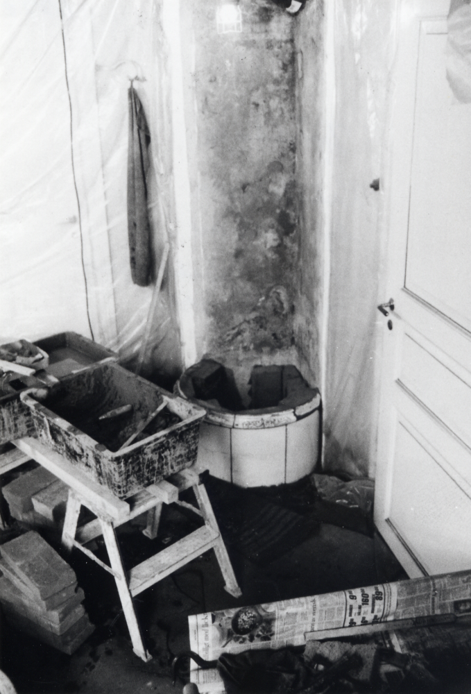 Kakelugnen repareras i Björkhaga vid Lingsberg.  I huset fanns tidigare Lingsbergs småskola.  Kakelugnsmakare Lennart Arnerup från Stockholms kakeugnsmakeri utförde arbetet . Malte Brunnberg bor 1997 i huset, som tidigare varit familjens sommarställe