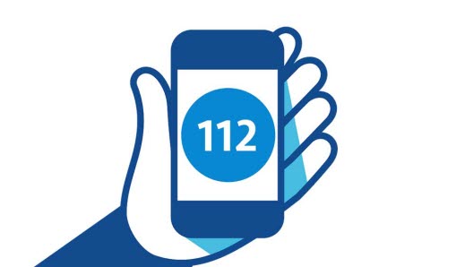 En illustration över en hand som håller en telefon med numret 112.