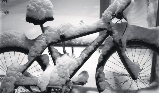 Cykel som är täckt med snö