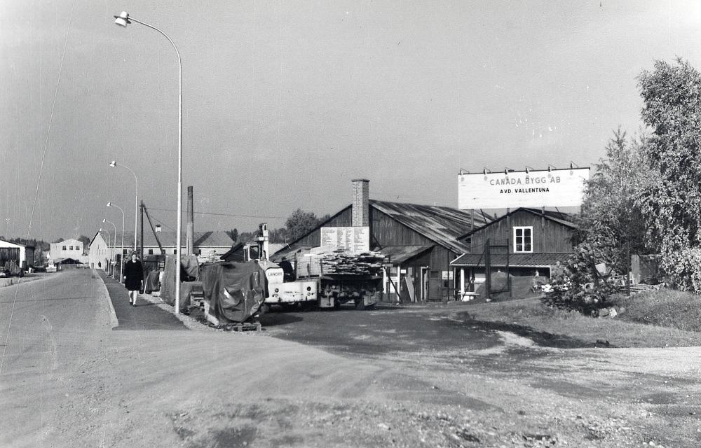 Canada bygg AB i de gamla byggnaderna vid Industrivägen öster om Vallentuna järnvägsstation. Sågen ägdes tidigare av Lengqvist och Linder. Sven Linders del i sågen övertogs av Titius Hahn. I bakgrunden syns Vallentuna tegelbruk och längst bort t v syns motorvagnsstallarna vid Roslagsbanan