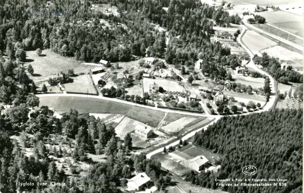 Flygfoto över Kårsta stationssamhälle.