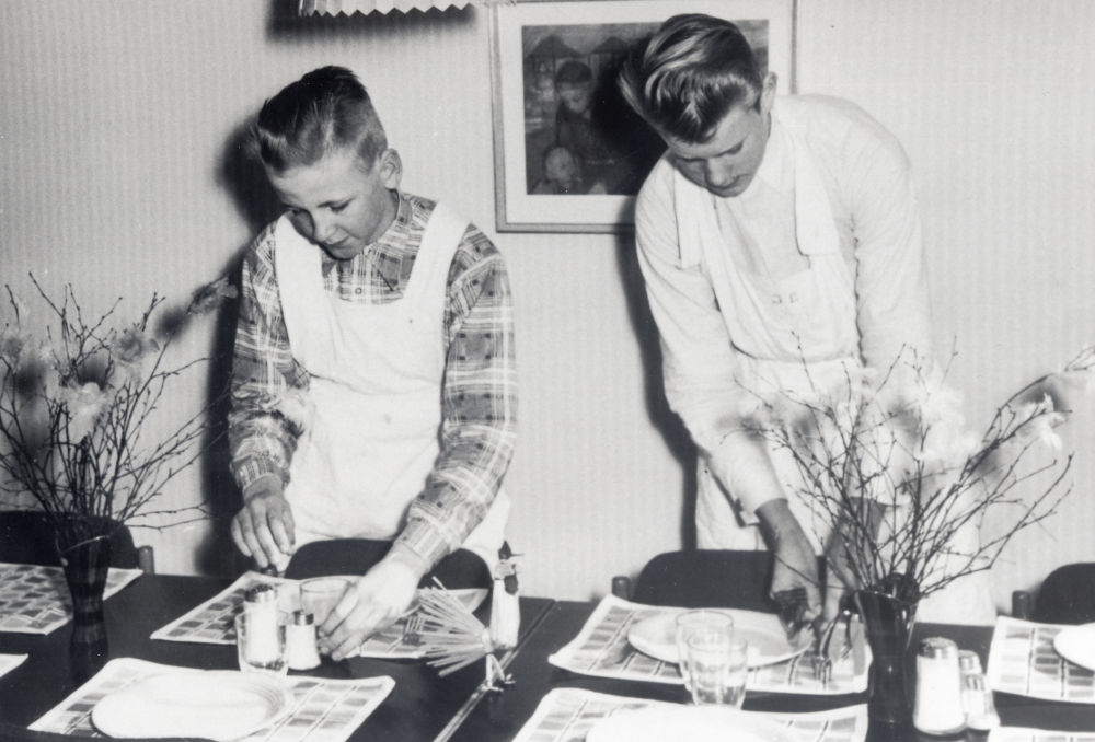 Berthold Frölin och Ingvar Lundqvist dukar påskbordet i skolköksundervisningen i Hjälmsta skola