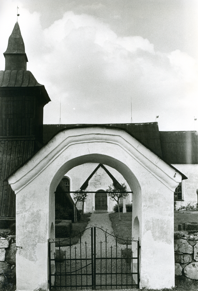 Grinden vid Orkesta kyrka.
•Fotografiet ingår i bildserien ”Vardagsliv i Vallentuna kommun” av Rachael Gough-Azmier & Gunilla Blomé, Haga Studios HB.