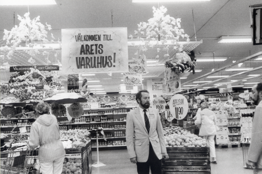 Domus i Vallentuna blir "Årets varuhus" 1986.  I mitten står varuhuschefen Lars Ingemarsson och t h skymtar medarbetaren Åke Lahtis profil.  Se Konsum i norrort 1907-1997, s 69