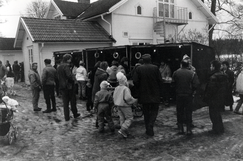 Frösunda julmarknad vid Frösundagården arrangeras varje år  sista lördagen före jul av Frösunda hembygdsförening.  Julgranar, hemslöjd och bröd säljes liksom glögg och kaffeservering med musik och lotterier inne i Frösundagården.  Här syns stånden där hemslöjd och julpynt säljs