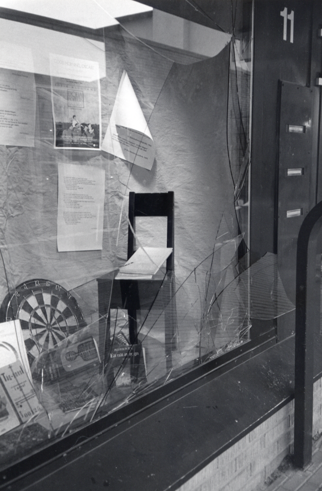 Någon har roat sig med att kasta in en cykel i Kulturfönstret så glasrutan har krossats men inget har stulits eller förstörts