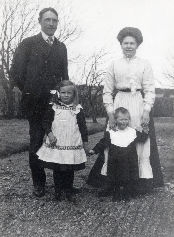 Ägaren till Backa gård i Kårsta Sven Lindgren och hans hustru Edit Lindgren född Frödin samt barnen Greta Lindgren och Erik Lindgren Sven föddes på Backa 1881 och dog på Erna gård 1925. Hustrun Edit var född 1883. Greta föddes 1906 och Erik 1908. Erik köpte tillbaka Backa gård 1943. Numera ägs gården av Stockhoms stad men brukas av Erik och hans son Stefan. Erik dog 1991.