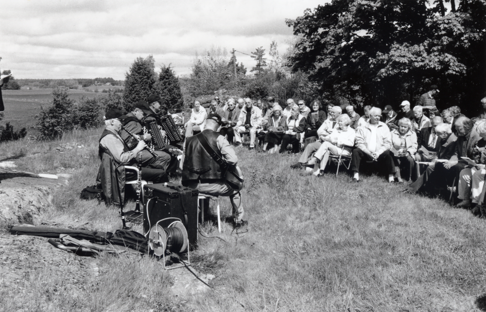 Nationaldagen firas vid Klockarborg i Össeby-Garn.  En kvartett från Peps Perssons band underhåller. Stugorna vårdas av Stiftelsen Klockarborgs vänner, som kan berätta om syskonskaran Söderberg, som bodde i det röda och senare även i det vita huset  på tomten i Lilla Garn.