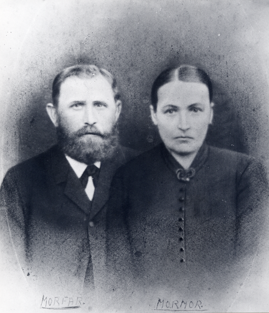 Arrendator  Mattias Wilhelm Mattson  vid  Prästgården  i Frösunda föddes 15 november 1853. Han gifte sig första gången 2 juni 1876 med  Kristina Josefina Gustafsson  född 29 maj 1855 i Frösunda.  Hon dog 1 februari 1902.     Mattsson gifte om sig 16 oktober 1906 med  Johanna Albertina Andersson  född 20 oktober 1861 i Kårsta.  Makarna flyttade  till Norrtälje 29 mars 1909