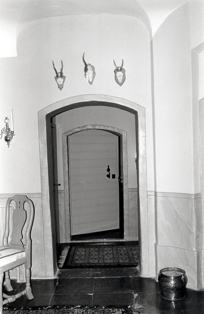 Hallen på Lindö säteri i Vallentuna.  Fotograferat vid ett besök inför arbetet med 1700-tal i Vallentuna – en utställning i Vallentunasalen inför historieåret 1993