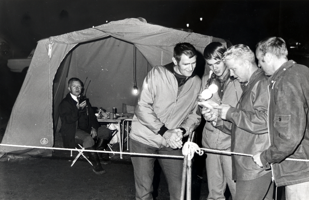 Vasa OK arrangerar Natt–distriktsmästerskap i orientering.  Vid avspärrningen står fr v Uno Sköld och Arne Magnusson från Vasa OK, Mats Blomgren Rimbo SOK och Tage Abrahamsson Rånäs OK.  I tältet sitter Sven Söderqvist