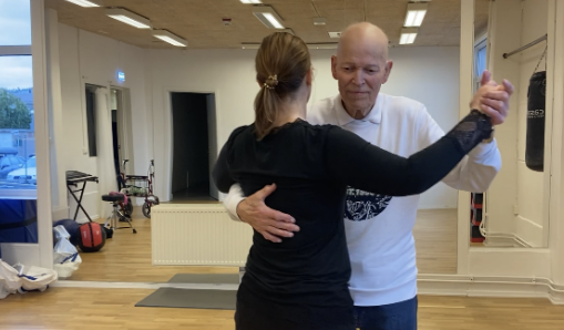 Ett par som dansar