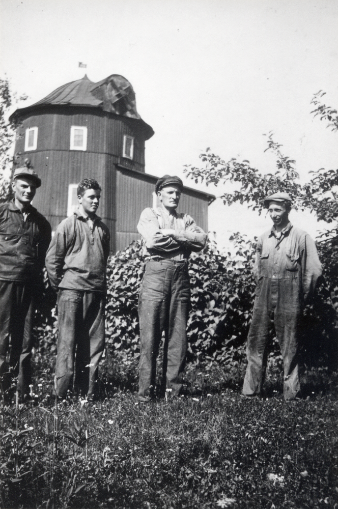 Högtorps kvarn, såg och hyvleri i Ledinge, Kårsta.  Fr v utanför kvarnen står Helge Andersson, Lennart Jansson, Gunnar Jansson och Samuel Wiman