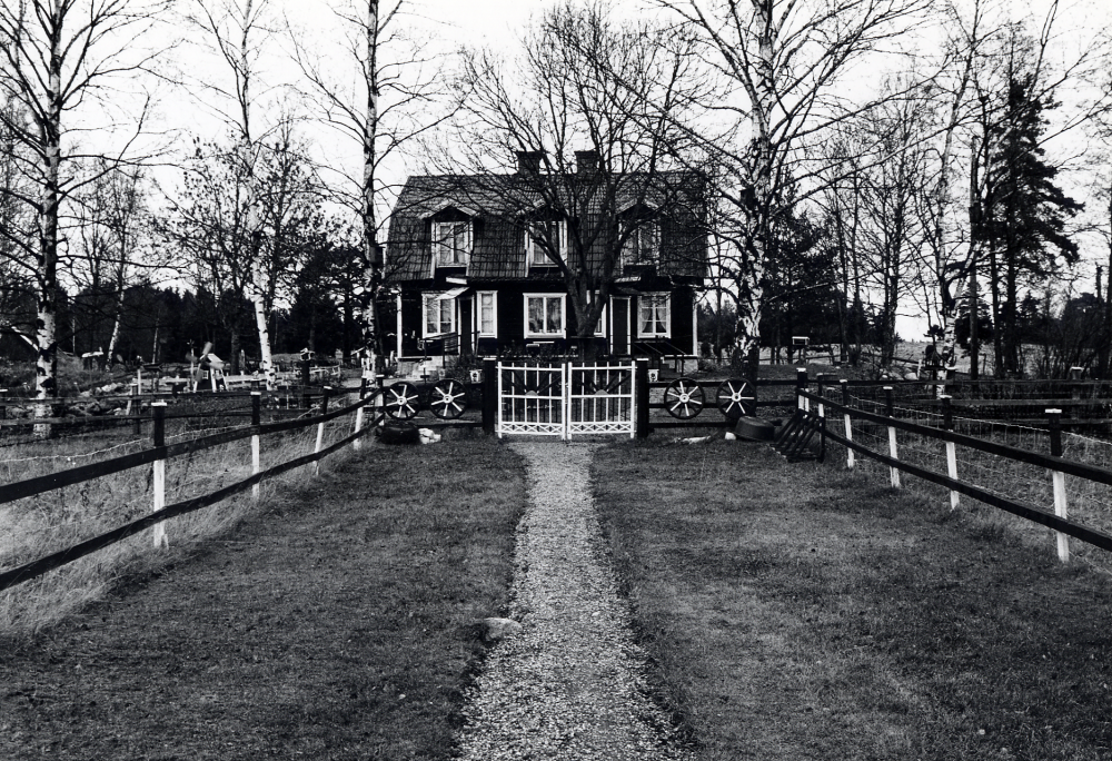 Statarbostad som tillhört Lingsbergs gård. Under en period på 1970-talet var trädgården dekorerad med allehanda bjärt målade gamla redskap