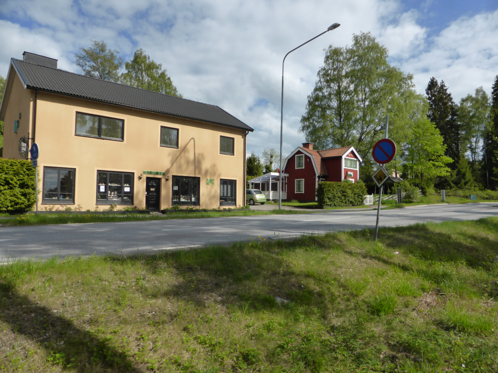 Bebyggelse vid Lindholmsvägen. Här drevs tidigare en lanthandel. 

Hjalmar Jansson fick 1925 köpa en avstyckad tomt med hus av sin bror, som var ägare till Ormsta gård.  Det lilla röda huset Björkebo vid Lindholmsvägen med två våningar för bostad en trappa upp och med en liten affär i bottenplanet med specerier och köttavdelning.

Efter kriget byggdes ett nytt affärshus i funkisstil, betydligt rymligare med bostad på flera rum på övervåningen – den enda nybyggda butiken i Vallentuna vid den här tiden. Hjalmar Jansson "Janne på skogen" dog redan i mars 1949. Hans dotter Greta Andréason med maken Algoth hade strax innan flyttat hem från Stockholm och drev sedan affären ända fram till 1954, trots att de också startat Varuhuset i de nybyggda bostadshusen längs Centralvägen. De överlät rörelsen till Bertil Ihrfeldt och hans svåger David Roth, som i sin tur drev handeln till 1968 då de öppnade ICA-hallen i det nya bostadshuset i hörnet av Allévägen och Mörbyvägen. 1982 flyttade man till nya lokaler i förvaltningshuset Tärningen.

I det vita funkishuset vid Lindholmensvägen/Lingonvägen flyttade så småningom Sadelmakarna från Frösunda in ca 1996 och senare 2008 Kårsta Krukmakeri, som ännu 2014 driver krukmakeri i affärslokalen och bor i övervåningen. Björkebo, det ursprungliga lilla affärshuset har underhållits och finns även det kvar 2014.

Se Lanthandlare i Vallentuna socknarna vid Roslagsbanan s 69-71.