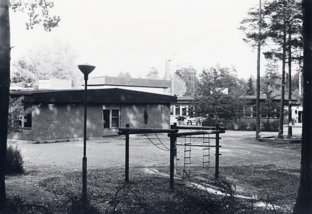 Exteriör från Lovisedalsskolan, en lågstadieskola i södra delen av Vallentuna. Det är sommarlov – inga barn i skolan