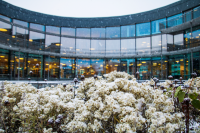 Kulturhusparken och innergården. I bakgrunden syns Kulturhusets fasad med fönster mot parken. Växterna har fått ett täcke av snö. Vallentuna Kulturhus och bibliotek ligger vid Allévägen, mitt i Vallentuna centrum. Huset invigdes hösten 2012 och de ljusa, rymliga lokalerna på drygt 2000 kvadratmeter rymmer ett stort och modernt bibliotek, utställningshallar, kreativ verkstad, café och flera scener. Här bedrivs verksamhet av främst kulturförvaltningen och fritidsförvaltningen, men också av föreningsliv, studieförbund och andra aktörer. Huset är ritat av Lars Gauffin på Nyréns arkitektkontor. Stockholms läns hembygdsförbunds nybyggnadspris tilldelades Vallentuna Kulturhus 2013. Library Ranking Europe (LRE) har gett Vallentuna bibliotek fem stjärnor av sex möjliga, med omdömet "excellent" åren 2017 och 2018. 