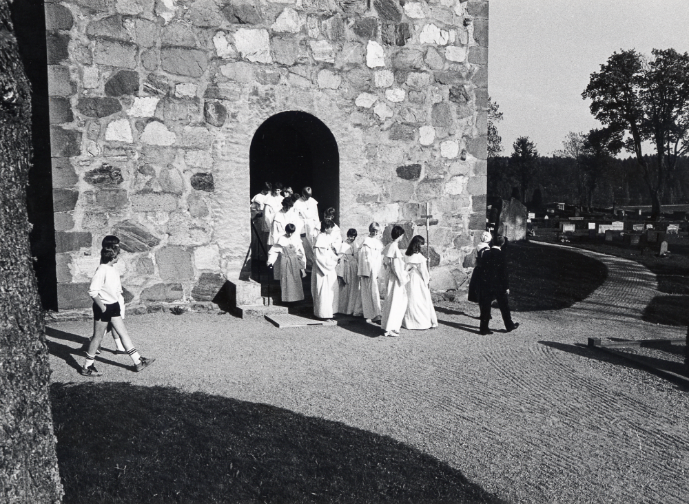 Konfirmanderna lämnar kyrkan efter konfirmation i Vallentuna kyrka. Präst: komminister Elisabeth Nihlén