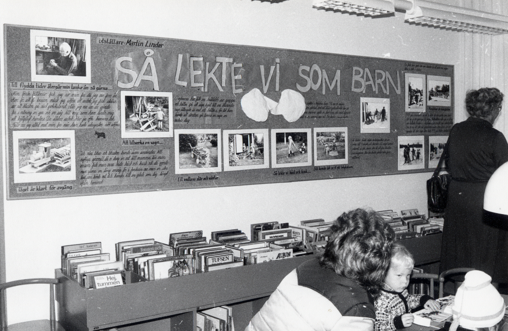 Martin Linder visar i denna utställning i barnavdelningen i Vallentuna bibliotek vad barnen lekte med förr i tiden. Enkla hemmagjorda leksaker av pinnar, kvistar och kottar, trådrullar och korkbitar eller socker- och margarinlådor från handelsboden. Utställningen sammanställdes inför bokens 500-års jubileum Boken fyller år 1483-1983