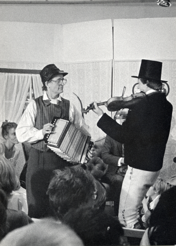 Tant Grön, tant Brun och tant Gredelin har spektakel i sin salong (Vallentunasalen), dit de bjudit in samtida gäster, vilka alla berättar om tidens nymodigheter.  Idé och utformning Eva Rahmqvist tillsammans med deltagarna. På scenen fr v Rune Molin med handklaver 'pigorgel' och Lasse Widén som spelar fiol