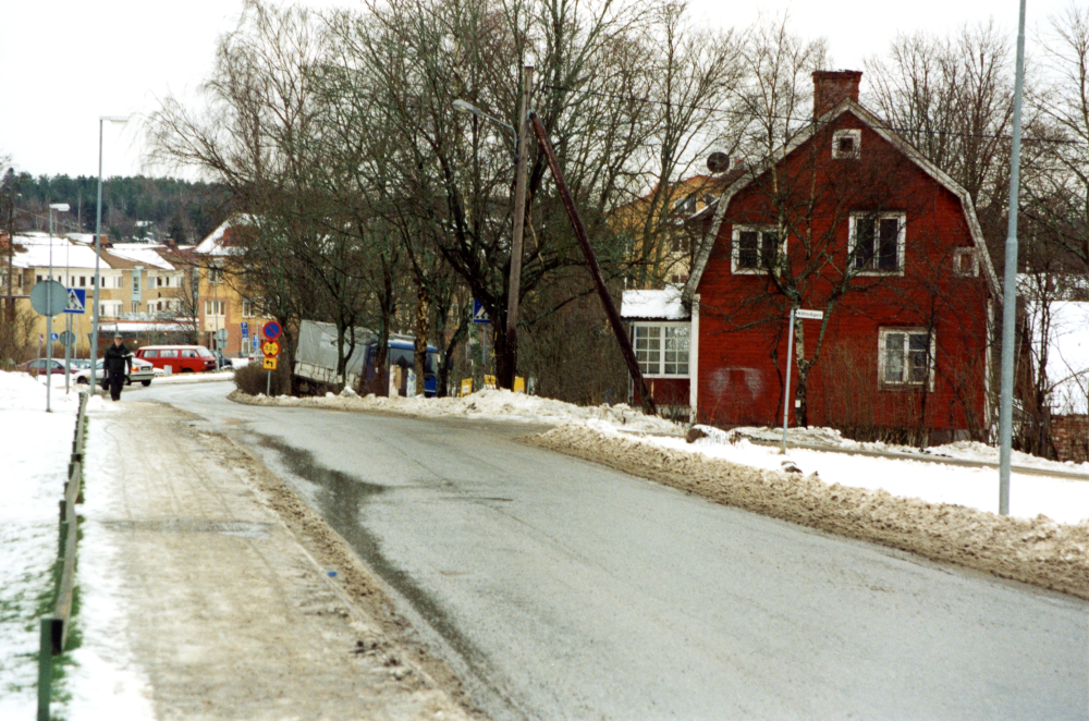 I det röda huset till höger med adress Mörbyvägen 7, låg tidigare second hand-butiken Loppan. Fastighetsbeteckningen var Rickeby 1:127. I huset bodde en gång familjen Adolfsson, varför äldre Vallentunabor kallade huset "Adolfssons". Under senare år var huset känt som "Loppan". Huset låg i det så kallade trädgårdskvarteret som revs i april 2000 efter stora protester eftersom husen i kvarteret var de sista som visade på den villastadsbebyggelse som tidigare fanns i centrala Vallentuna. Loppan-butiken huserade tidigare i en fastighet på Sommarvägen 23 som revs hösten 1985 inför byggstart av flerfamiljshus i kvarteret.