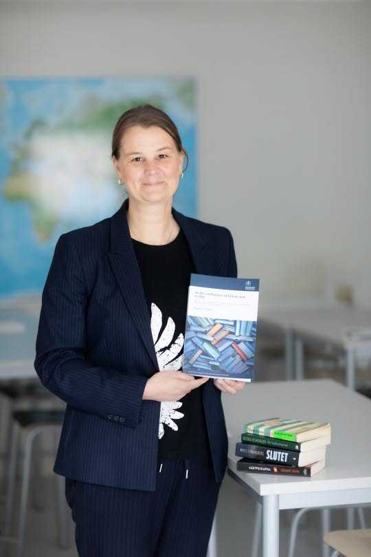 Porträtt av Angelica med sin avhandling i handen