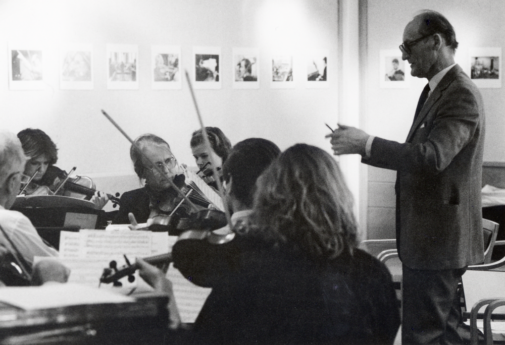 Musikalisk salong med Vallentuna kammarorkester under ledning av Lars-Uno Lidegran i Vallentunsalen. I bildens mitt med glasögon Antje Helmfrid