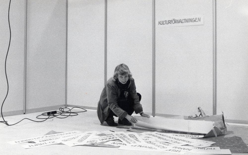 Vid Föreningarnas festival i Vallentuna ishall 19-21 april 1986 fick föreningar och kommun presentera sin verksamhet med utställningar, sång och musik. Här sorterar Helen Ericsson från Kulturkansliet namnskyltar till de olika montrarna.