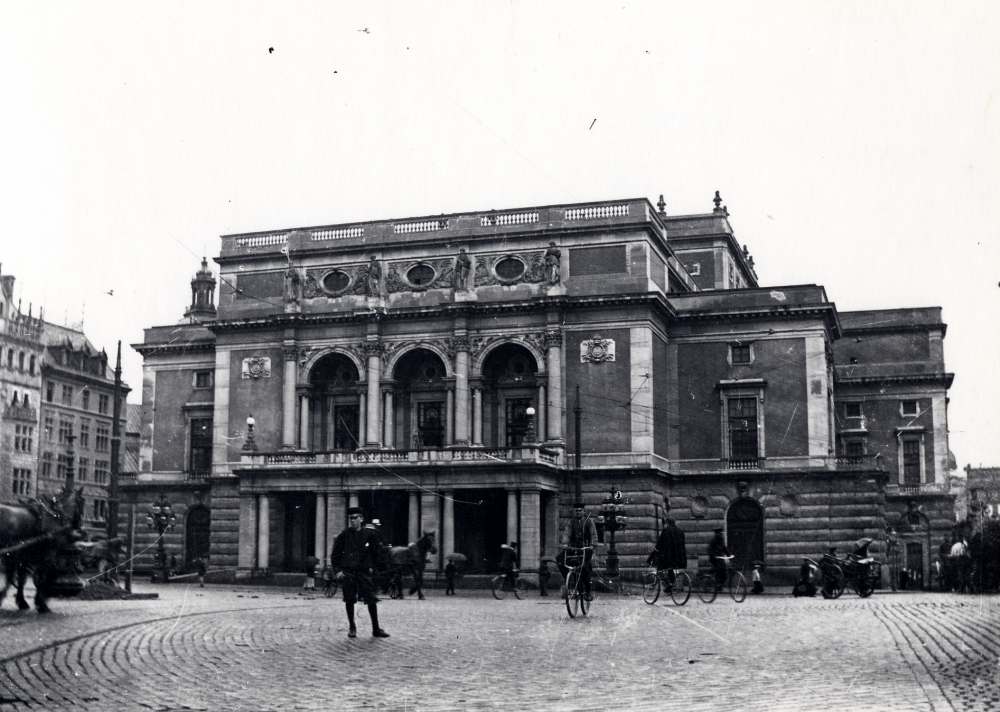 Amatörfotografen  Algot Laurell  från Frösunda valde motiv också från  Stockholm  Här är  Kungliga Teatern