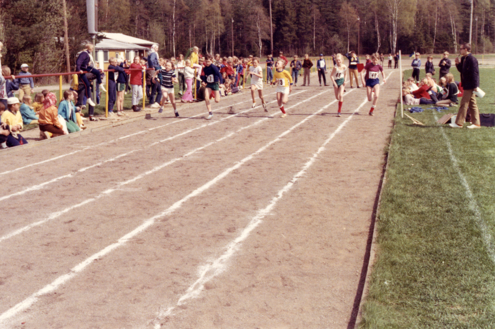 Ekebyskolans ekebyad – en idrottstävling på Vallentuna idrottsplats. På bilden är det löpning på kritade banor
