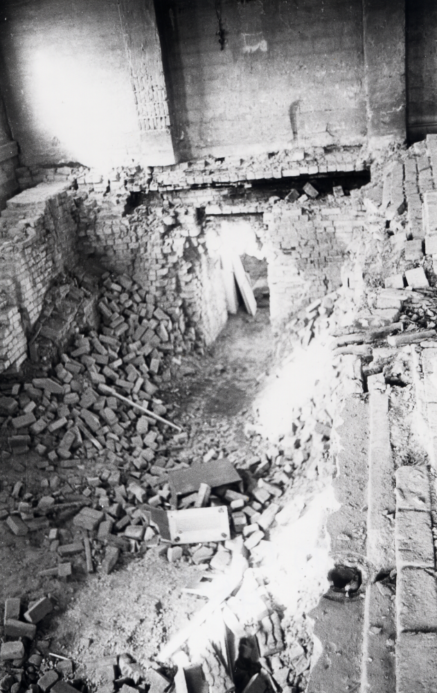 Vallentuna tegelbruk före rivningen 1969.  Stora högar med lösa tegelstenar ligger på golvet