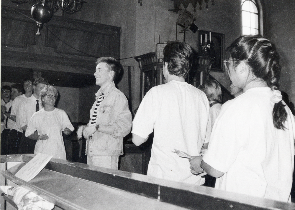 Musicalen Jag är den jag är av Per Harling framförs av Kyrkans ungdoms dramagrupp i Vallentuna kyrka. I mitten Magnus Hillbo omgiven t v i glasögon av Birgitta Forsberg samt med ryggen mot kameran t h Töni Tönison