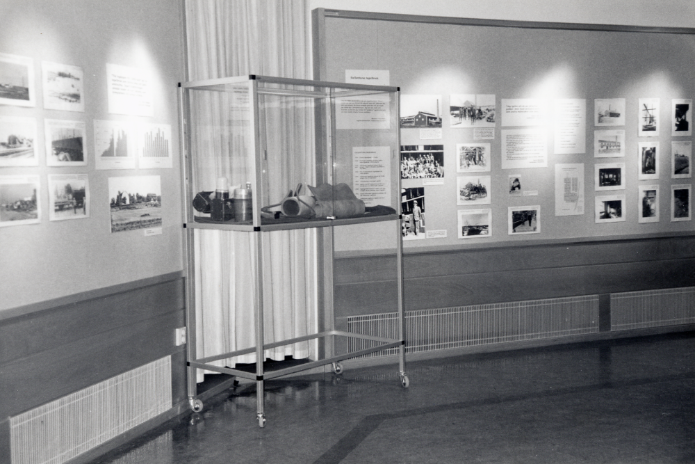 Två tegelbruk i Vallentuna – en utställning i Vallentunasalen i samband med utgivningen av boken "Två tegelbruk i Vallentuna, Vallentuna tegelbruk och Åby tegelbruk" skriven av Svante Berg i samarbete med Vallentuna bildarkiv.  Utställningen visades under tiden 30 november 1996 till 25 januari 1997.  Fotografier ur Vallentuna bildarkiv visades samt även  föremål från tegeltillverkningen och från tiden då tegelbruken var Vallentunas största industrier