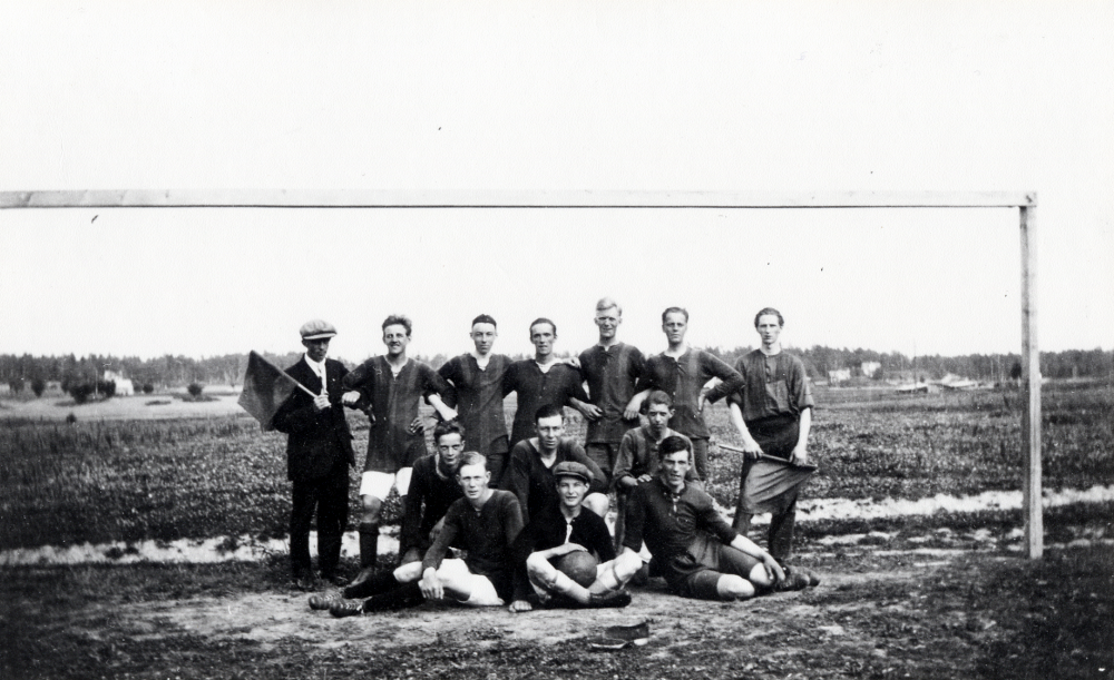 Fotbollslaget  i  Vallentuna bollklubb   VBK  vid gamla  Mörby idrottsplan  Fr v bakre raden:  Alf Hofström   Nils Nordström   Gösta Berg   Fritz Lundkvist   Sture Svensson   Ragnar Magnusson  och  Fritiof Lundgren  Mellanraden fr v  Sten Lindström   Agne Berg  och  Evert 'Keva' Karlsson  Sittande fr v:  Emil Karlsson   Hugo ?  och  Harry Eriksson.   Hugo var säsongsarbetare hos trädgårdsmästare Phil i Bällsta
