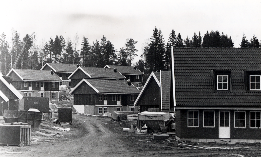 Rosendalsområdet bebyggs med enfamiljshus våren 1976