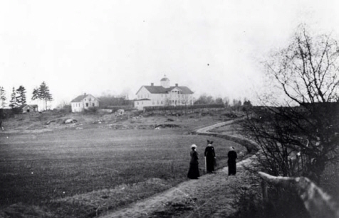 Backa gård i Kårsta. 3 damer på väg mot Kårstaviken.