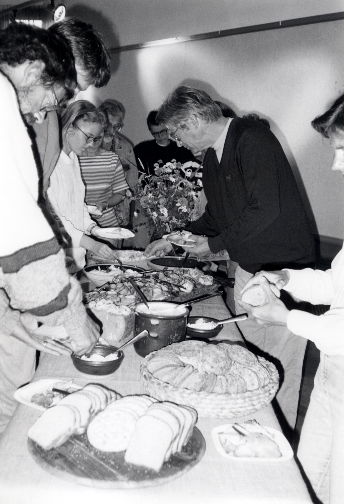 Nordiskt amatörarkeologiskt utgrävningsläger i Granby 3 - 29 juli – ett samarbetsprojekt mellan Riksantikvarieämbetet, hembygdsföreningar i Vallentuna och folkhögskolan vid Biskops-Arnö. Nya deltagare anlände varje vecka och bjöds första dagen på rundtur i kommunen och vikingalunch i Vallentunasalen arrangerad av kulturförvaltningen.  Här syns deltagarna ta för sig  av bordets läckerheter.  På höger sida vid bordet mitt står Werner Bauer från Össeby-Garn