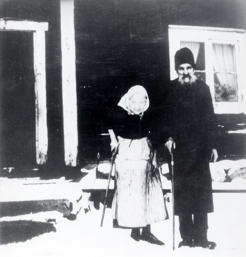 Understödstagare Johan Alfred Ohman och hans hustru Evelina Fredrika Ohman. Ohman hade tidigare varit ladugårdsskötare och bodde med sin hustru i en drängstuga mittemot Åbyholms gård. Stugan är nu riven. Understödet var 50 kr per månad + hyra + bränsle. Ohman var fanbärare i Vallentuna socialdemokratiska arbetarkommun och var en duktig sångare.