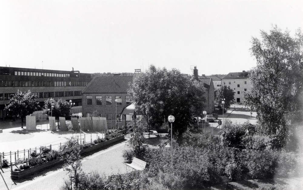 Vallentuna kommunalhus skall rivas för att lämna plats för ett nytt och mer ändamålsenligt förvaltningshus.  Här har man börjat med att sätta upp skyddsplank runt det framtida nybygget.  Det nya huset stod färdigt vid årskiftet 1987/88