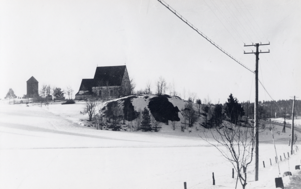Össeby-Garns kyrka och klockstapel sedd norrifrån. Uppgift om fotoår saknas.